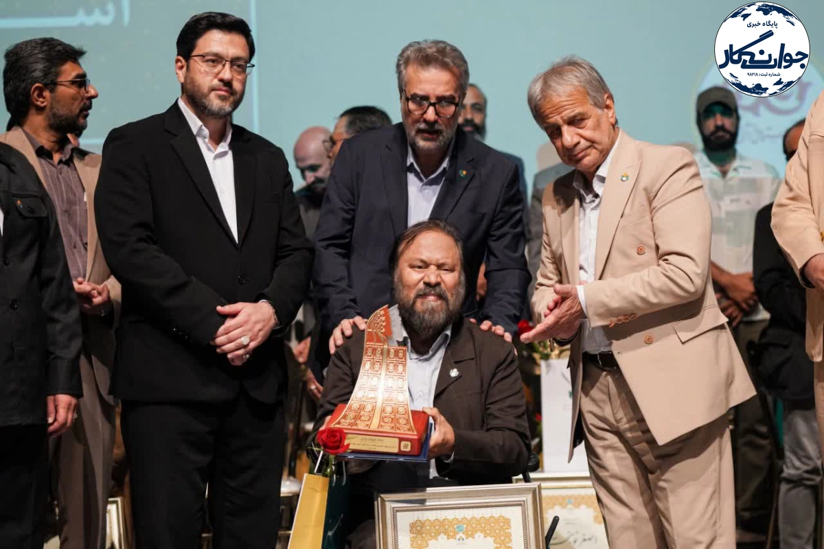 اولین نشان برتر هنر شهروندی قم بر سینه زارعی اولین نشان برتر هنر شهروندی قم بر سینه زارعی